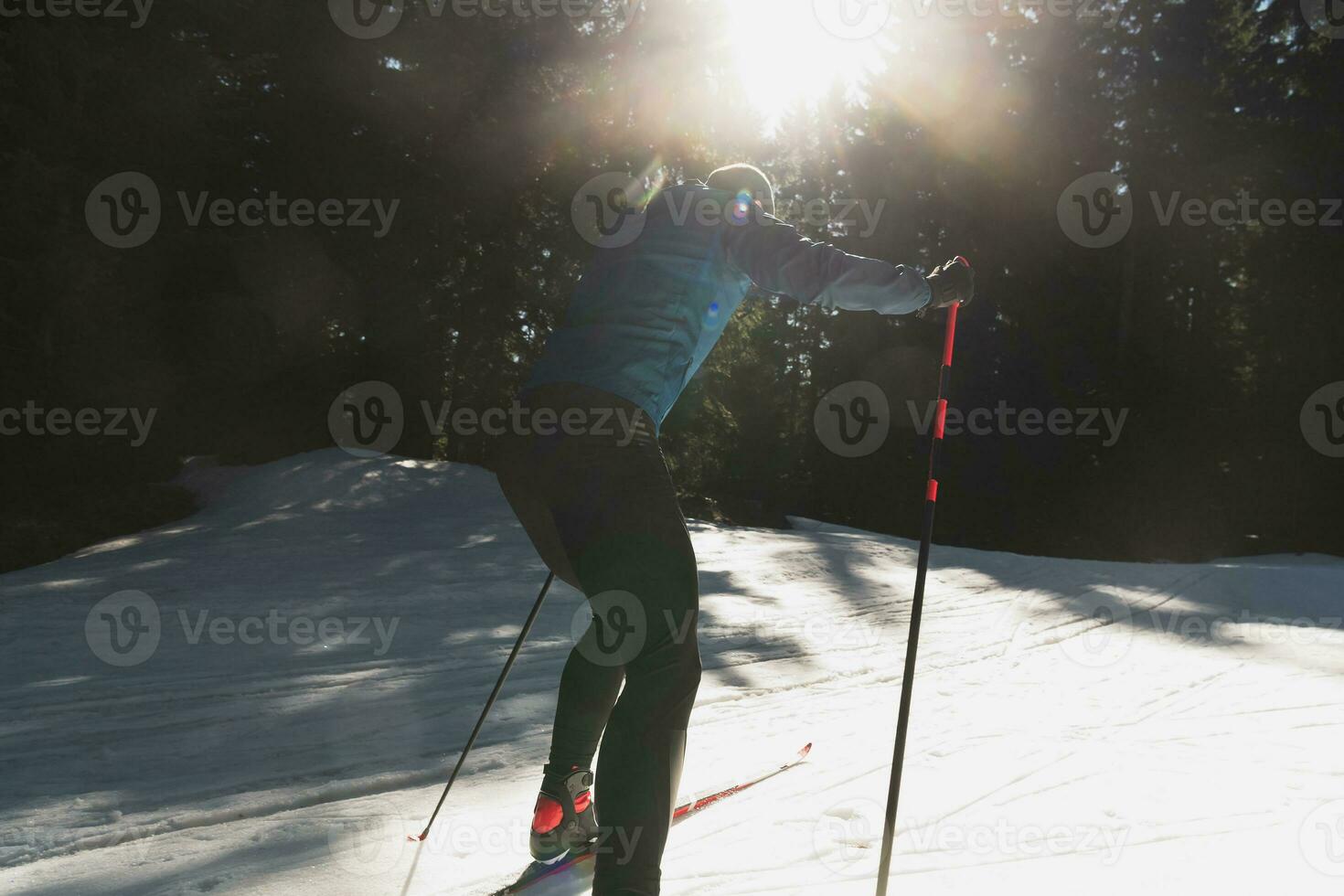 nordic skiën of cross-country skiën klassiek techniek geoefend door Mens in een mooi panoramisch spoor Bij ochtend. foto