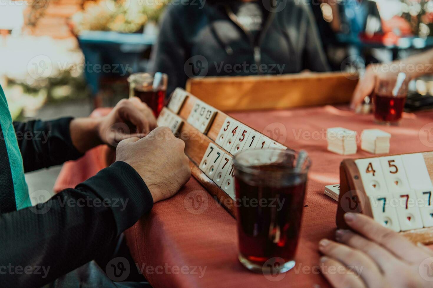 een groep van mannen drinken traditioneel Turks thee en Speel een Turks spel gebeld okey foto