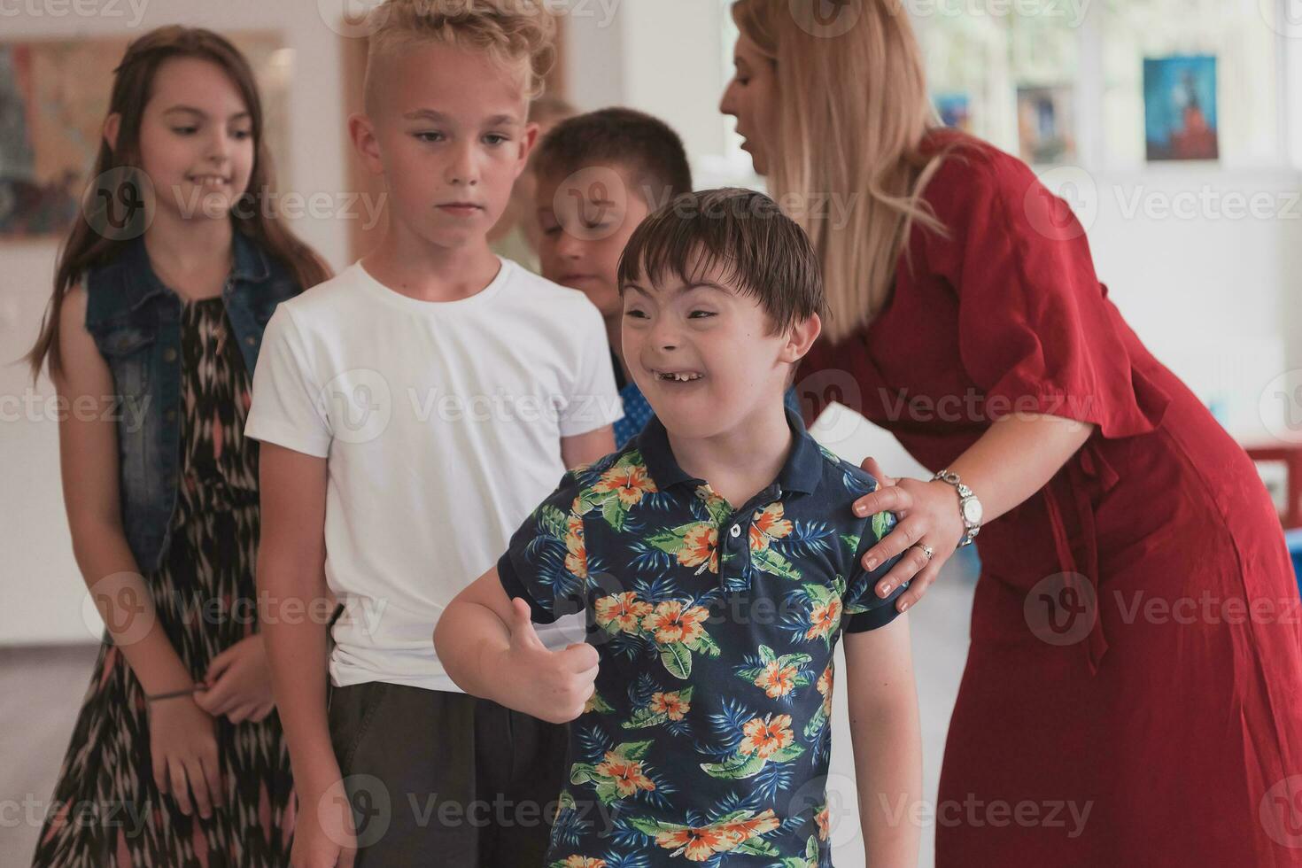 peuter- kinderen wacht in lijn voor nieuw en interessant spellen. selectief focus foto