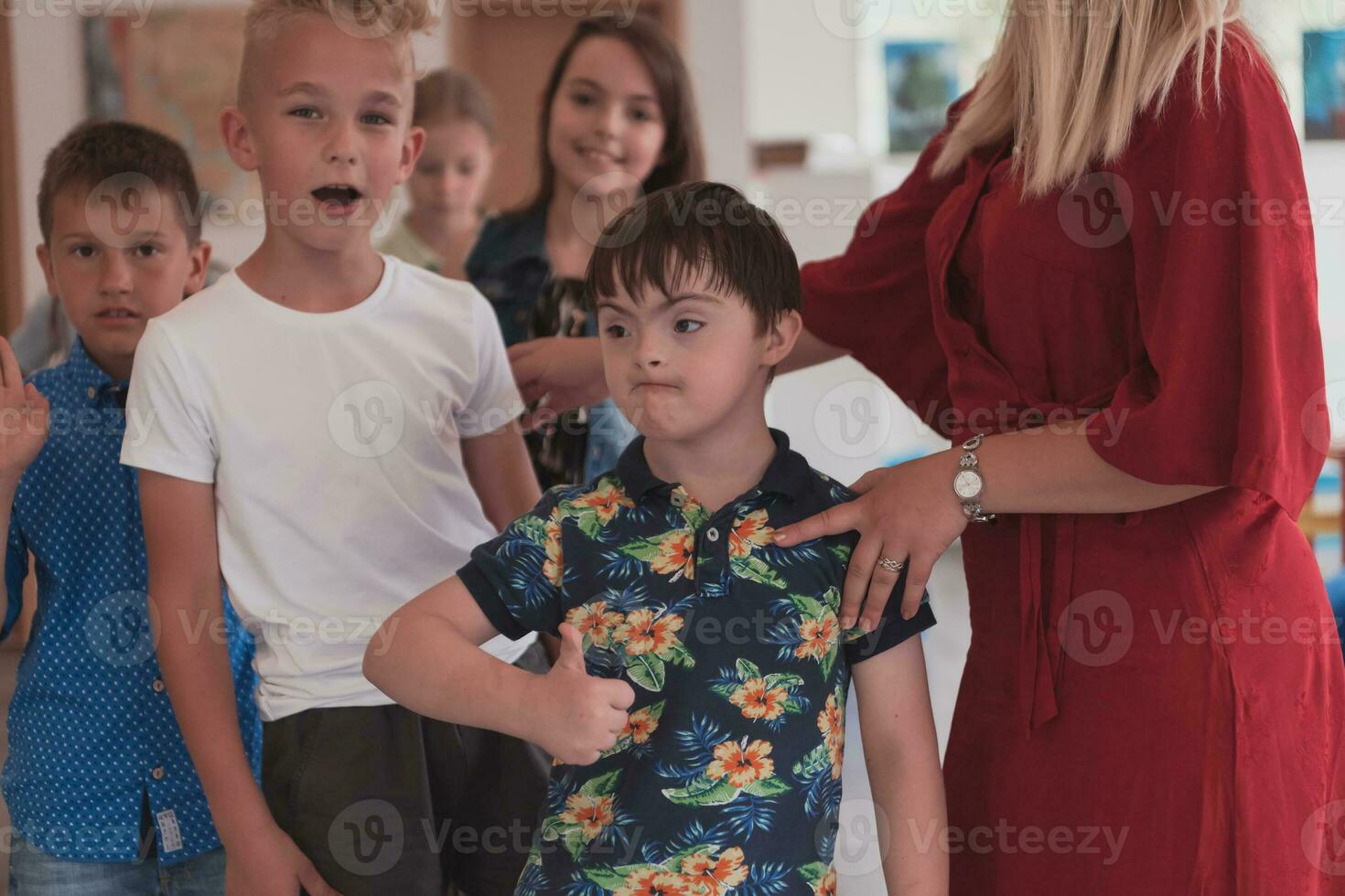 peuter- kinderen wacht in lijn voor nieuw en interessant spellen. selectief focus foto