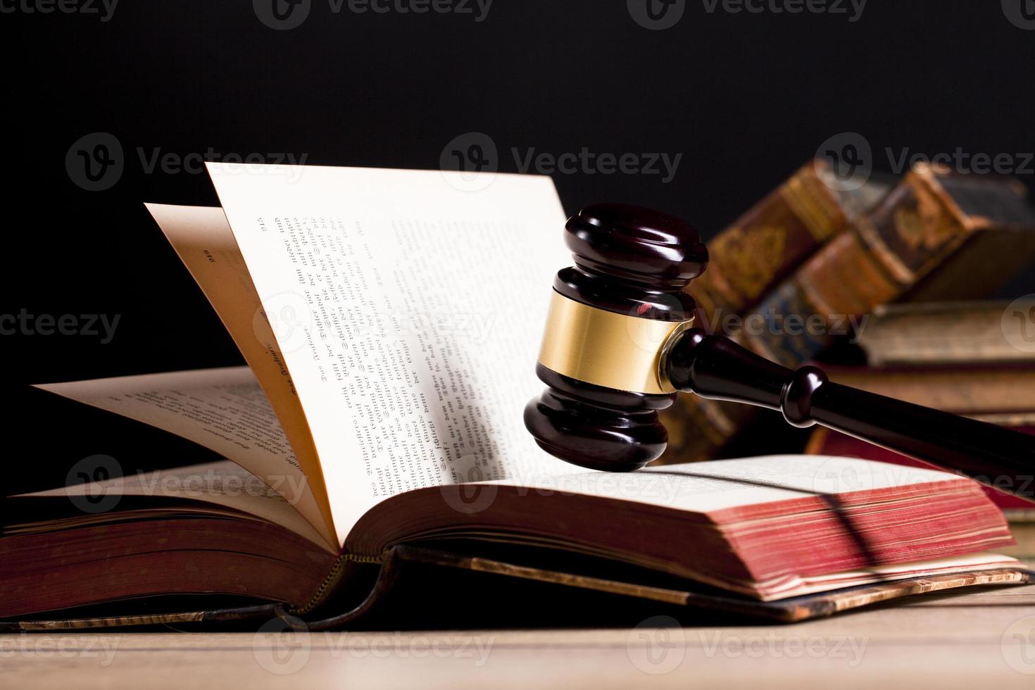 wet en justitie concept, advocatenkantoor of rechtbank items foto