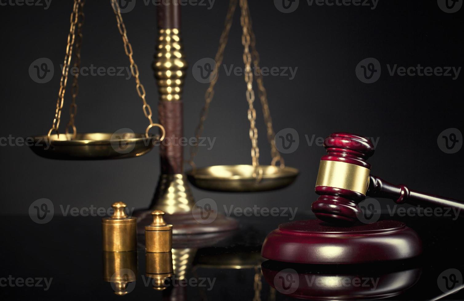 wet en justitie concept, advocatenkantoor of rechtbank items foto