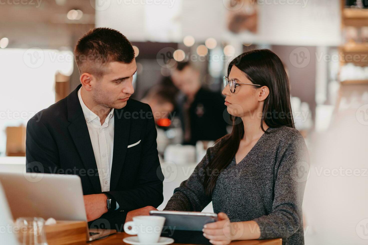 modern Mens en vrouw gebruik modern apparaten, laptop, tablet en smartphone en regelen nieuw projecten voor de functie. bedrijf concept . foto