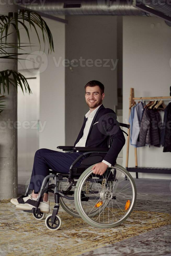 zakenman in een rolstoel commando's aandacht, symboliseert veerkracht en succes temidden van een dynamisch modern kantoor omgeving. foto