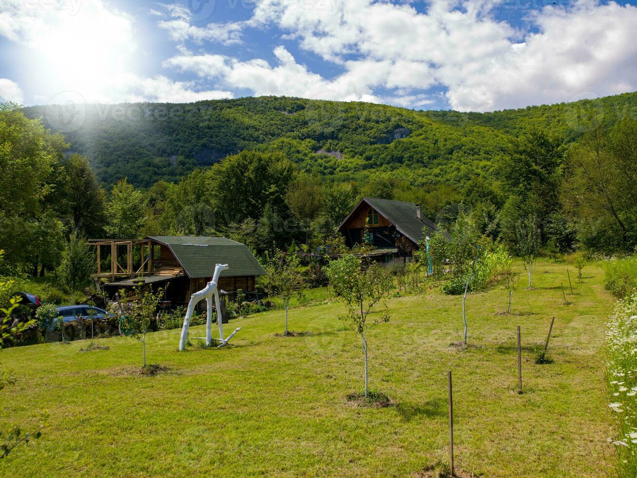 houten huisje huis traditioneel natuurlijk in de Woud met tuin foto