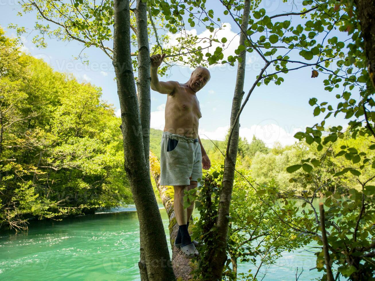 portret van gezond gelukkig glimlach senior ouderen Kaukasisch oud Mens opa in de park buitenshuis met kopiëren ruimte. gouden leeftijd gezondheidszorg vrolijk levensstijl vrijheid pensioen concept foto