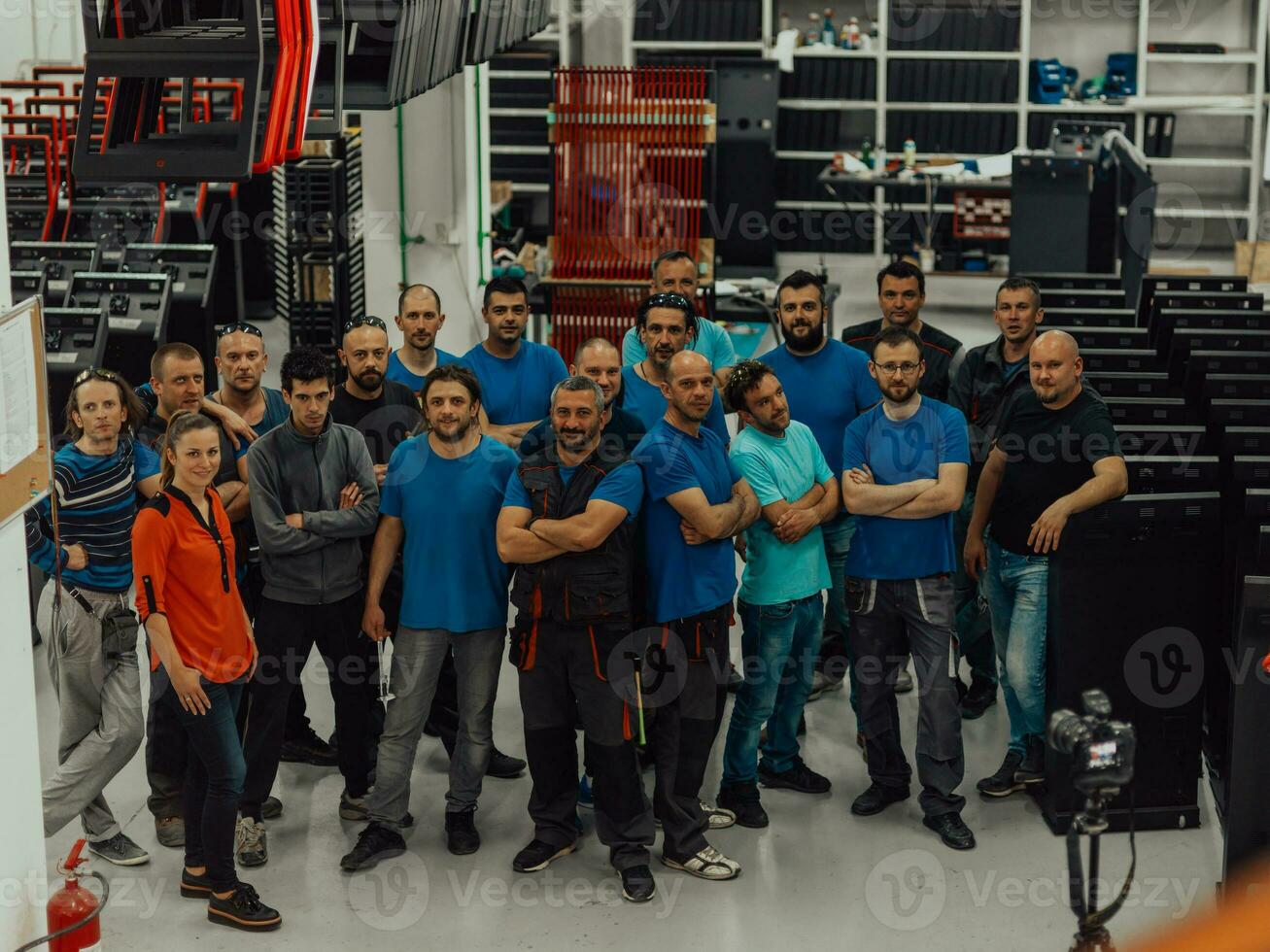 portret van groepen verscheidenheid arbeiders fabriek of bouwkunde staand kruis armen kijken zelfverzekerd in een industrieel fabricage fabriek, werken samen, coördinatie en samenspel concept. foto