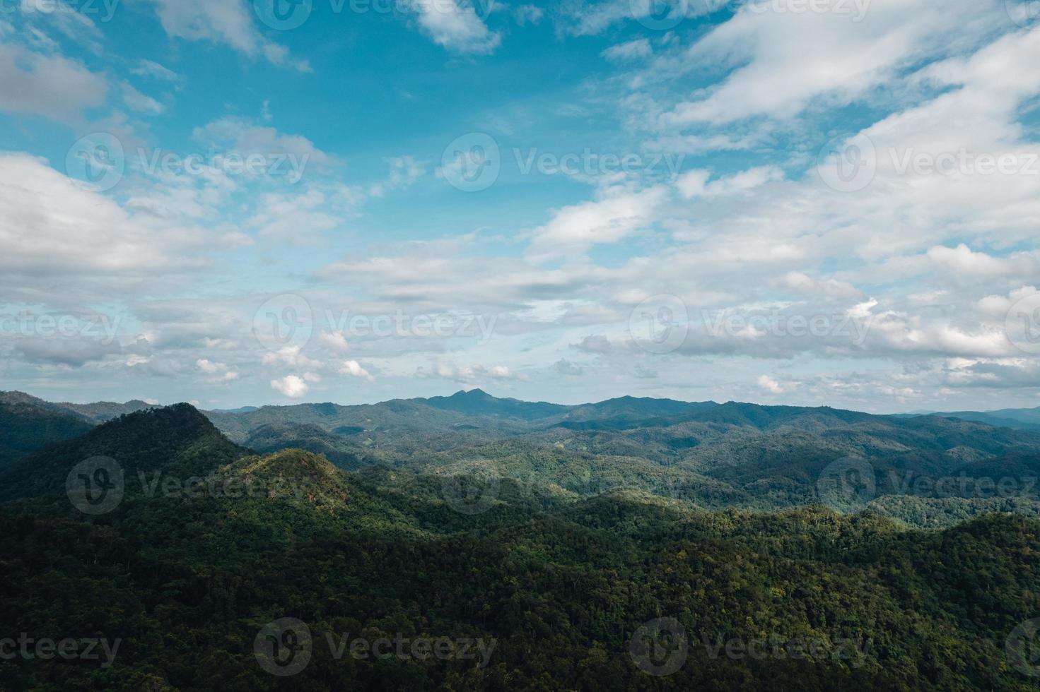 groene bergen en heldere lucht foto