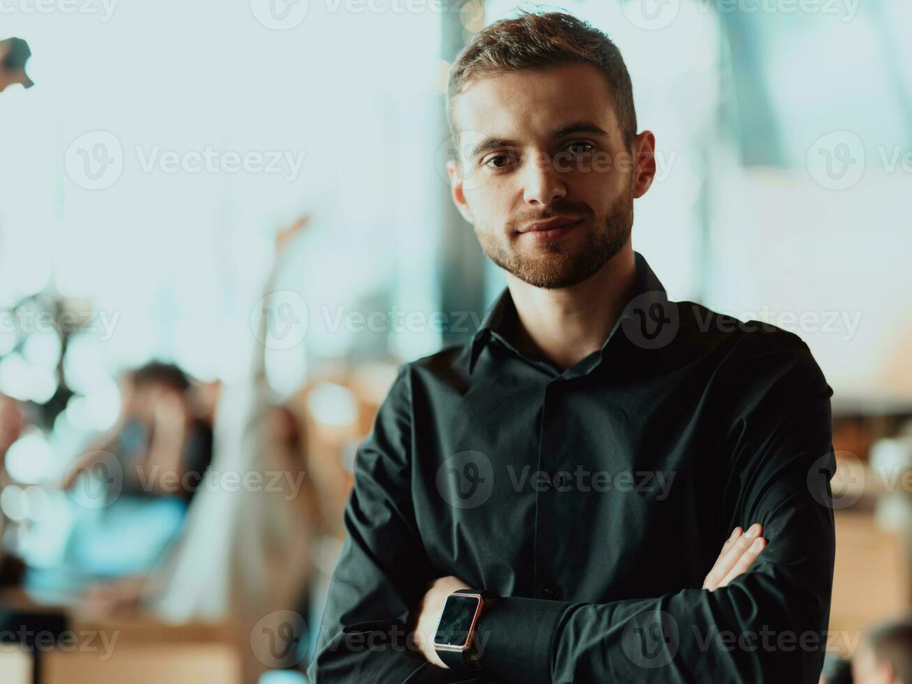 vrolijk zelf zelfverzekerd professioneel zakenman met gekruiste handen portret. foto