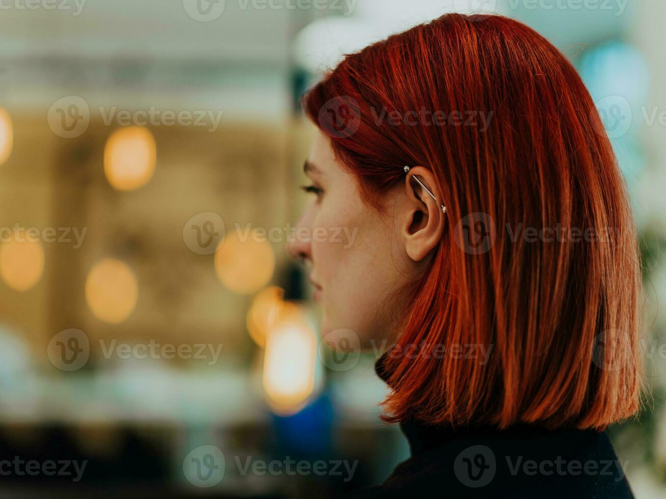 hoofdschot portret van een modern vrouw in de kantoor Bij nacht door de venster foto