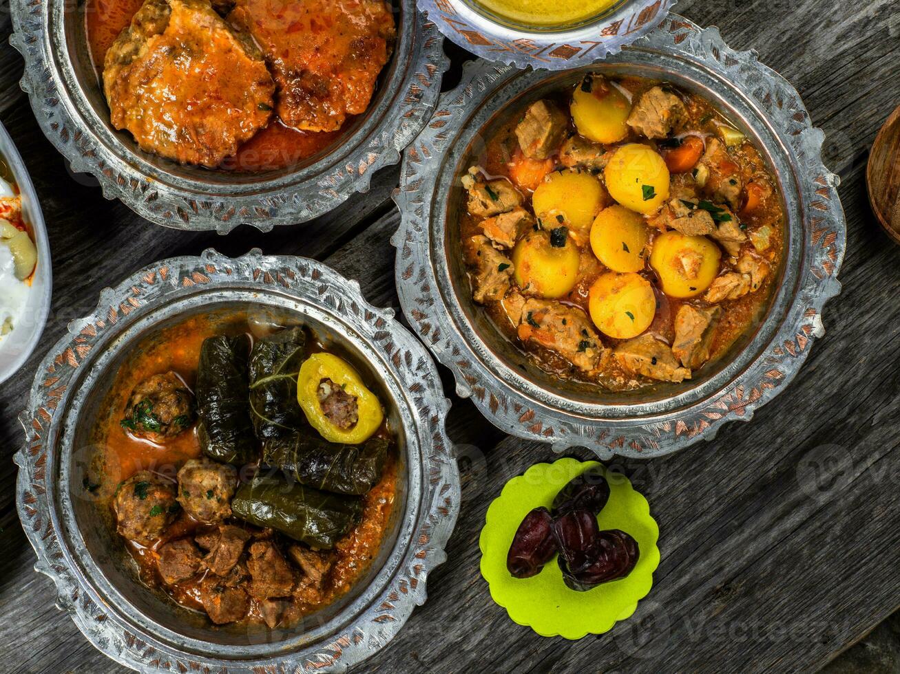 eid mubarak traditioneel Ramadan iftar diner. geassorteerd smakelijk voedsel in authentiek rustiek gerechten Aan houten blauw achtergrond. Turks Bosnisch voedsel vlees kebab, pita, sarma, klepe, zogan dolma. foto