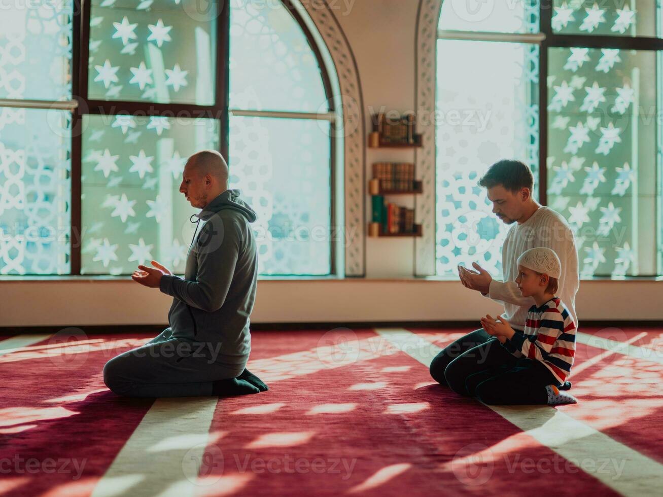 een groep van moslims in een modern moskee bidden de moslim gebed namaz, gedurende de heilig maand van Ramadan foto