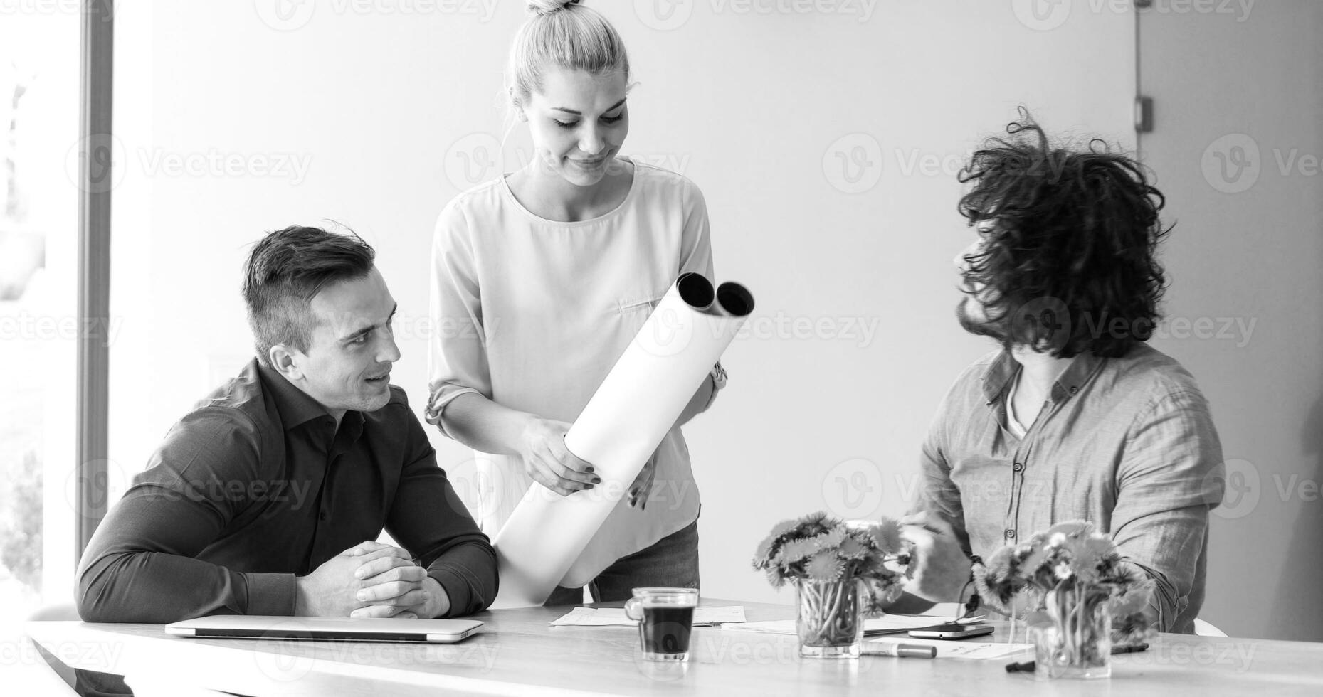 opstarten business team tijdens een bijeenkomst in modern kantoorgebouw foto