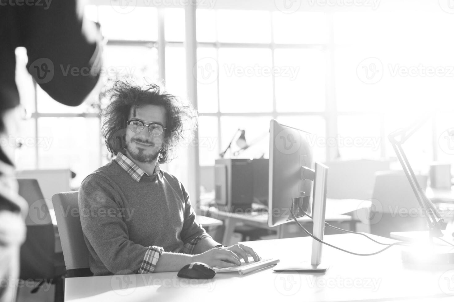 zakenman werken gebruik makend van een computer in opstarten kantoor foto