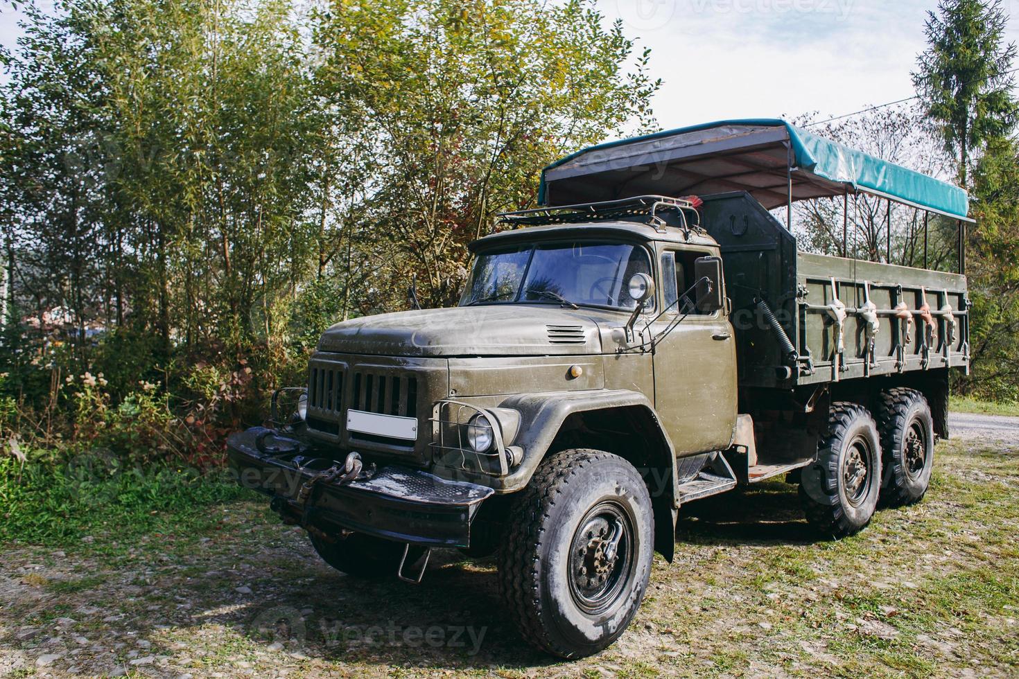 Sovjet-vrachtwagen in de Karpaten vervoert mensen op excursies. foto