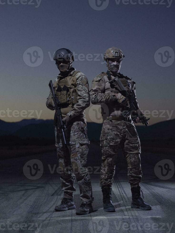 soldaten ploeg in nacht missie foto