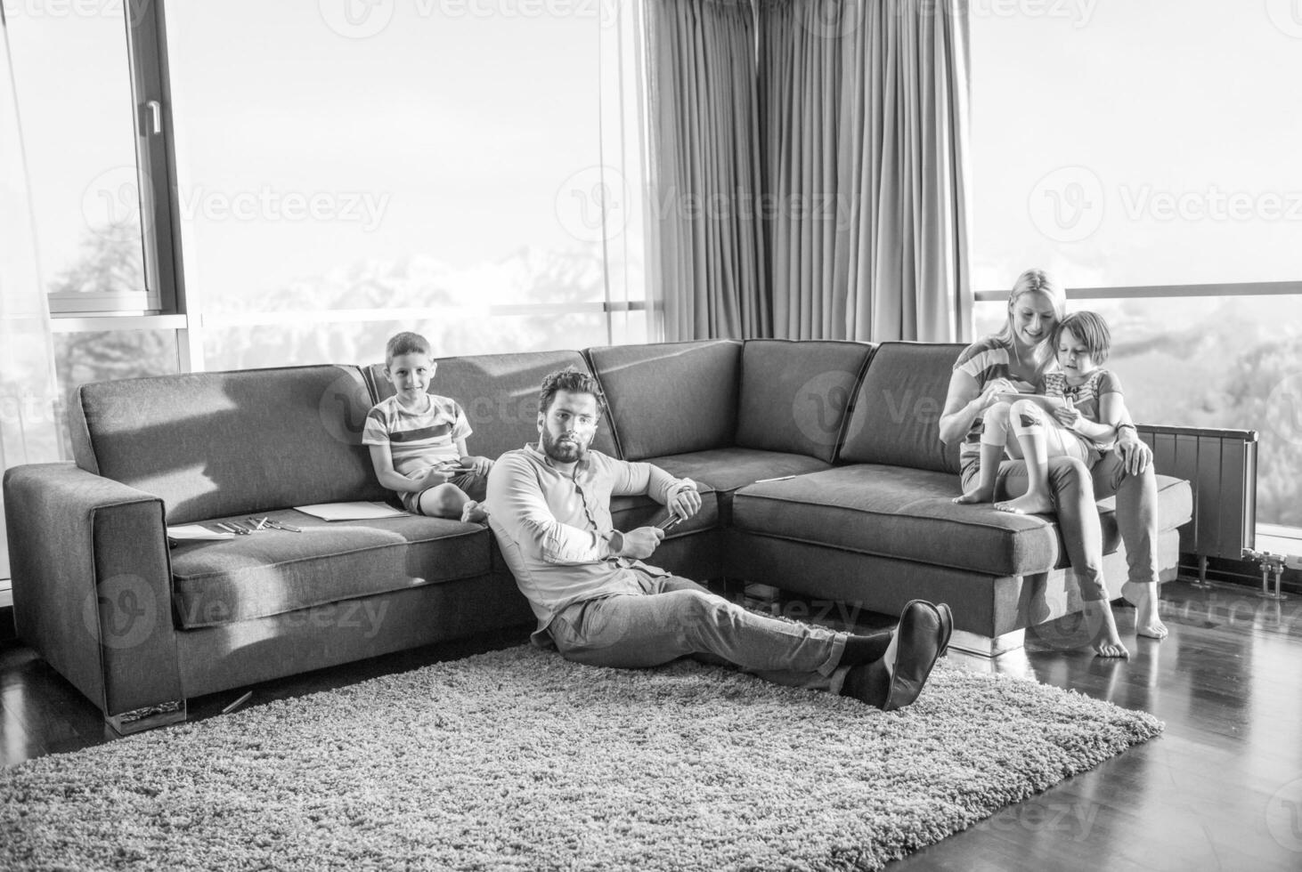 gelukkig jong familie spelen samen Aan sofa foto