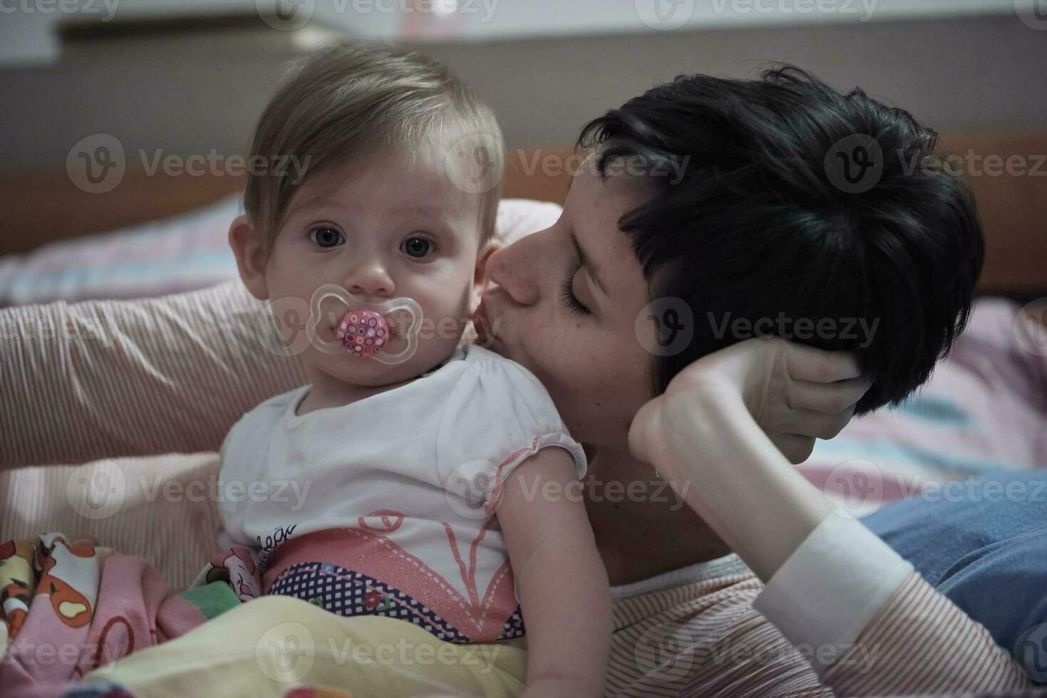 moeder is spelen met baby Bij huis foto