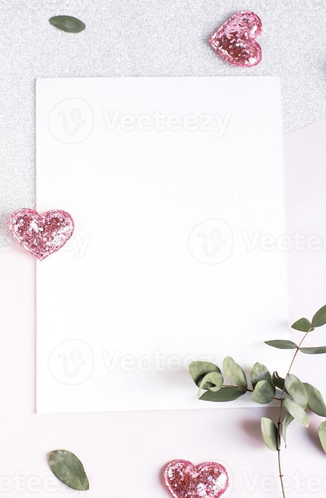 achtergrond met kopie ruimte leeg op witte tafel met glitter foto