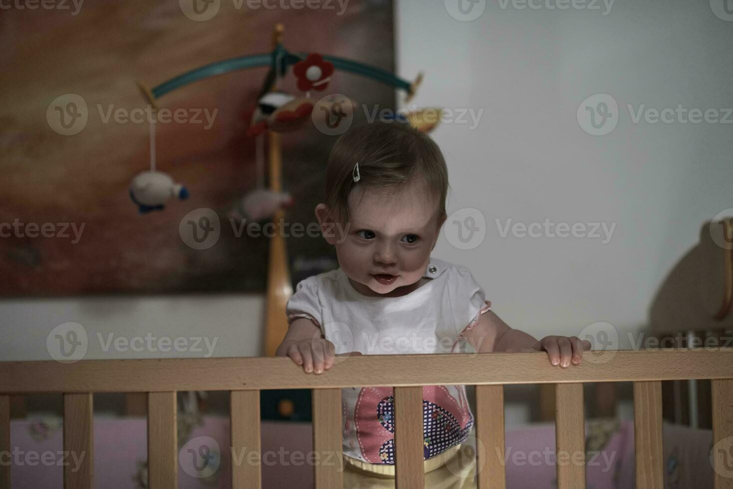 schattig weinig een jaar oud baby en maken eerste stappen in bed foto