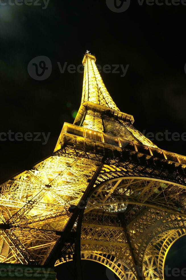 eiffet toren in Parijs Bij nacht foto