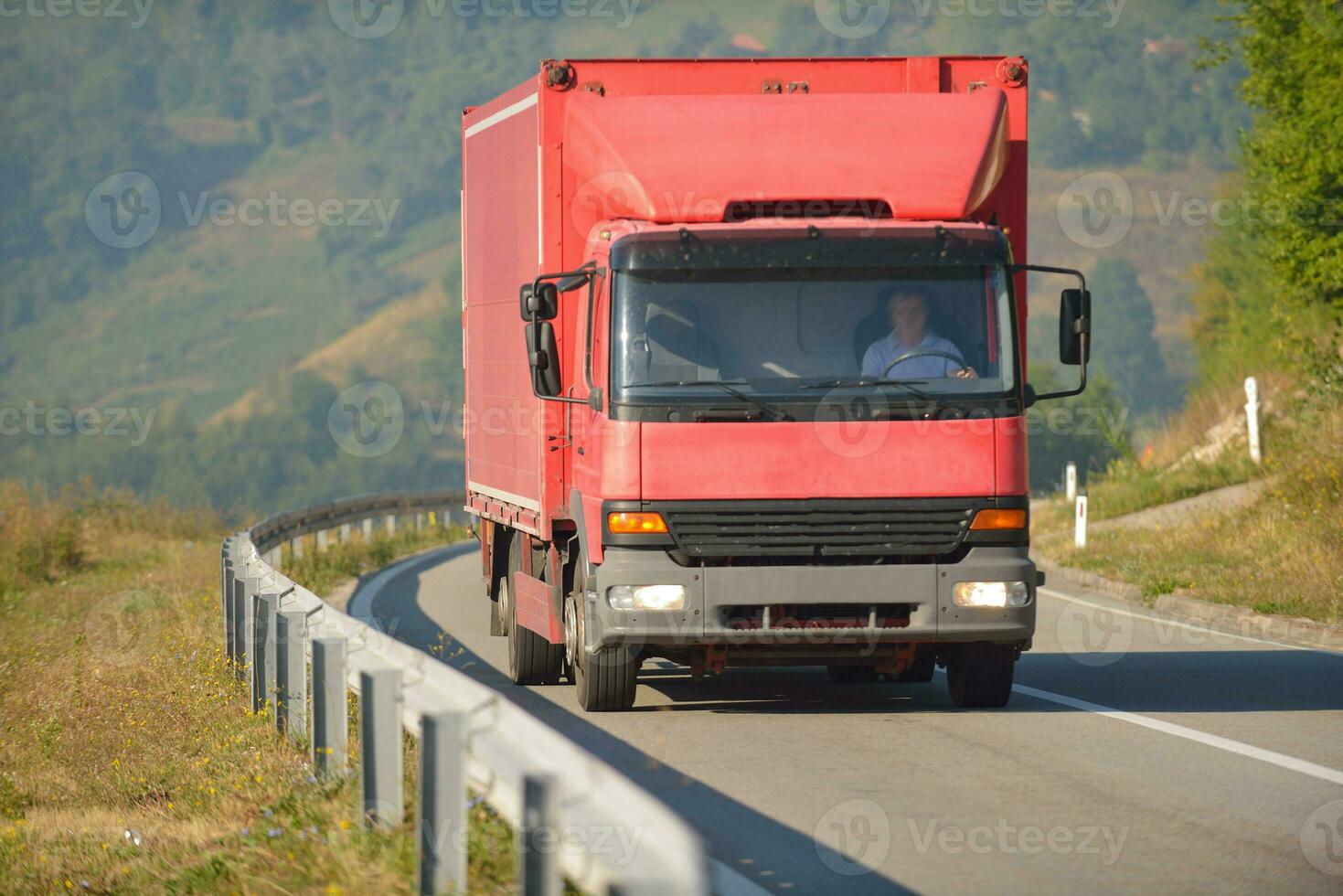 rood vrachtauto het rijden Aan asfalt weg foto