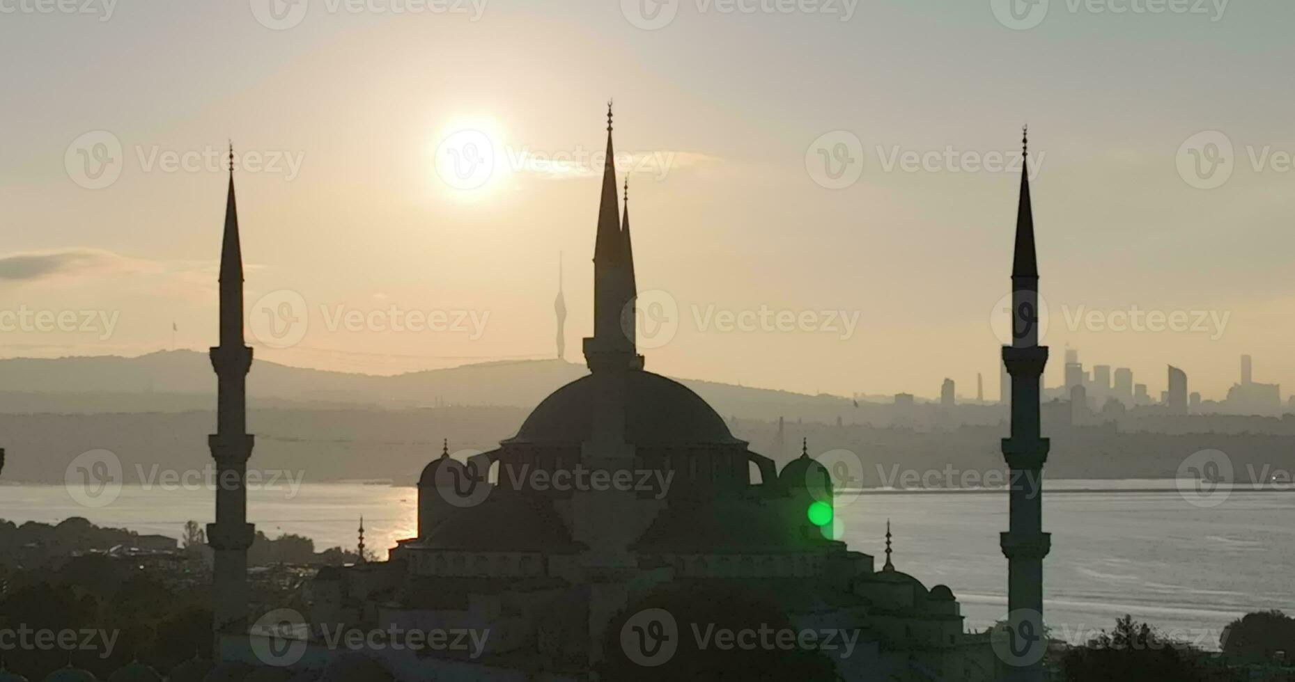 Istanbul, kalkoen. sultanahmet met de blauw moskee en de hagia sophia met een gouden toeter Aan de achtergrond Bij zonsopkomst. filmische antenne visie. foto