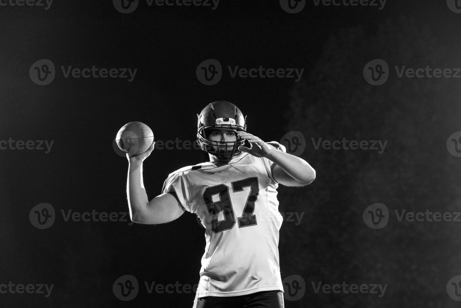 Amerikaans Amerikaans voetbal speler het werpen rugby bal foto