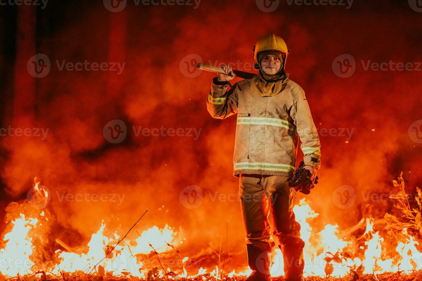 brandweerman Bij functie. brandweerman in gevaarlijk Woud gebieden omringd door sterk brand. concept van de werk van de brand onderhoud foto