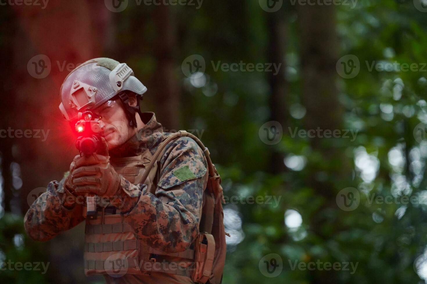 soldaat in actie Bij nacht foto