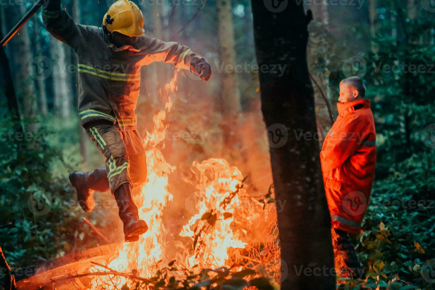 brandweerman held in actie Gevaar jumping over- brand vlam naar redden en opslaan foto