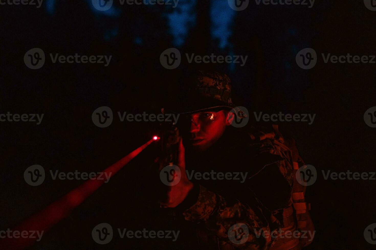 soldaten ploeg in actie Aan nacht missie gebruik makend van laser zicht straal lichten leger team concept foto