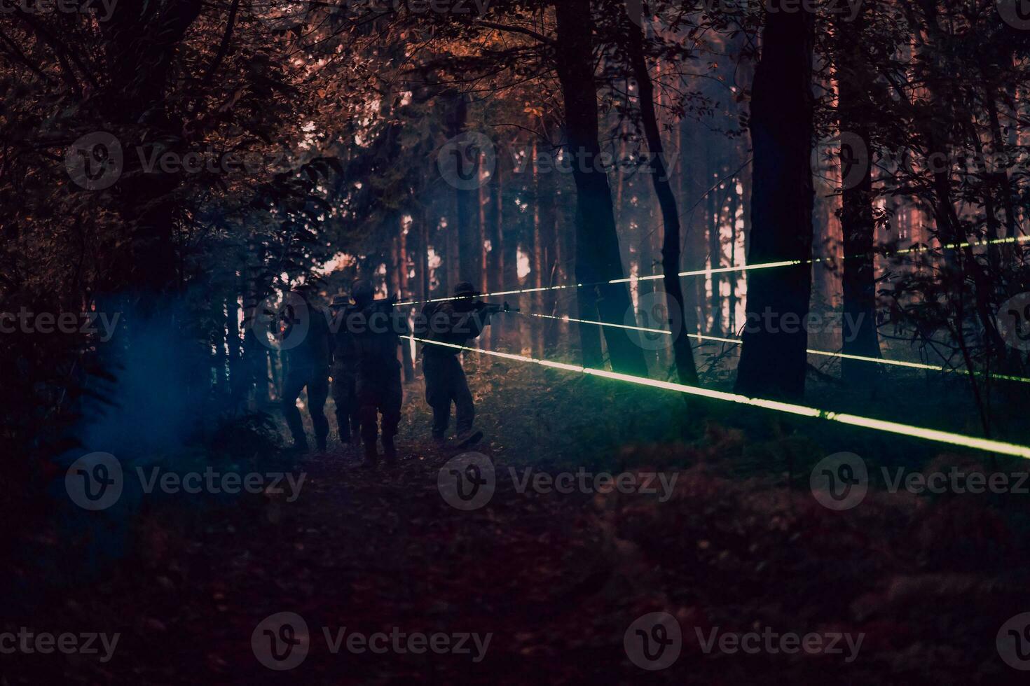 soldaten ploeg in actie Aan nacht missie gebruik makend van laser zicht straal lichten leger team concept foto