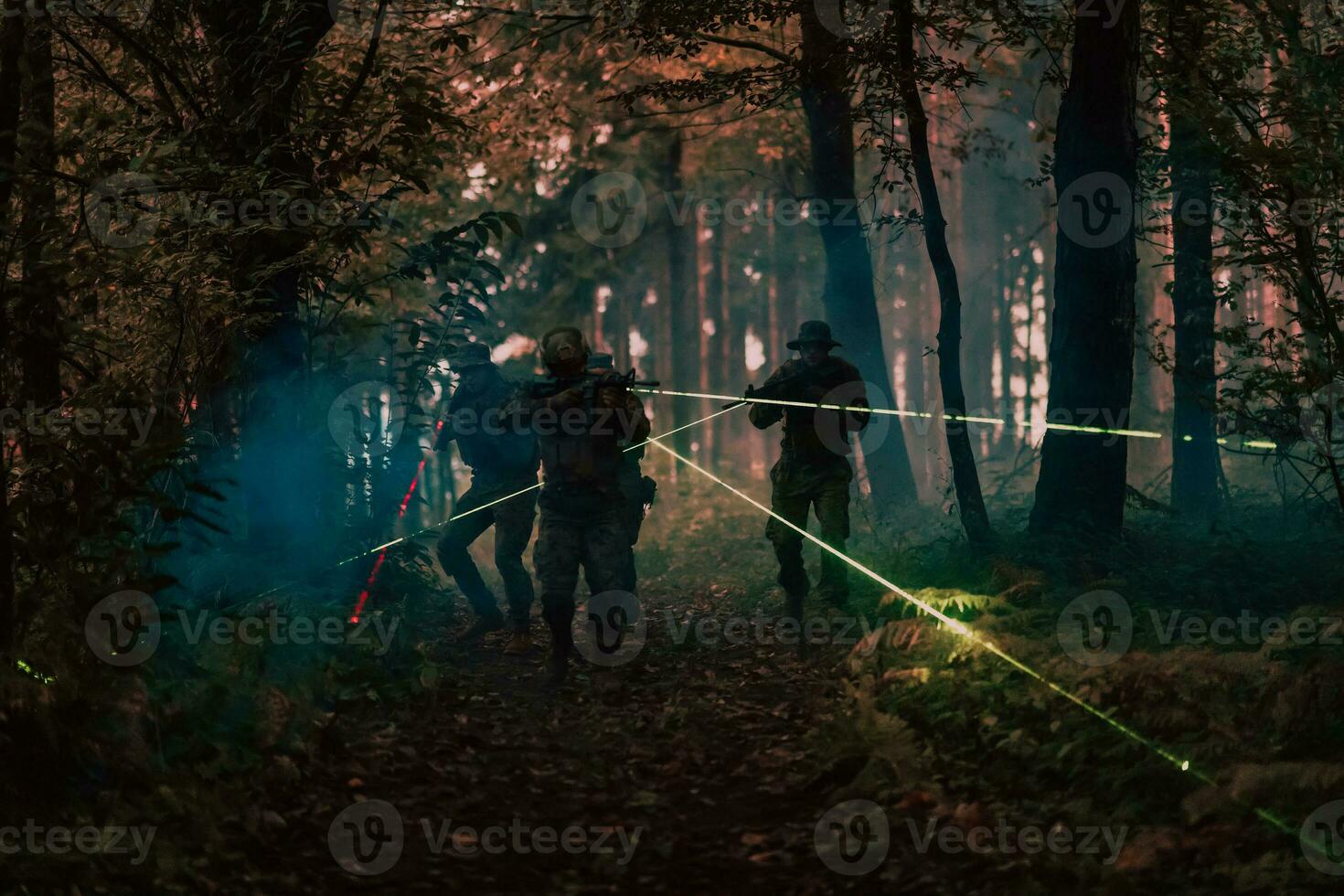 soldaten ploeg in actie Aan nacht missie gebruik makend van laser zicht straal lichten leger team concept foto