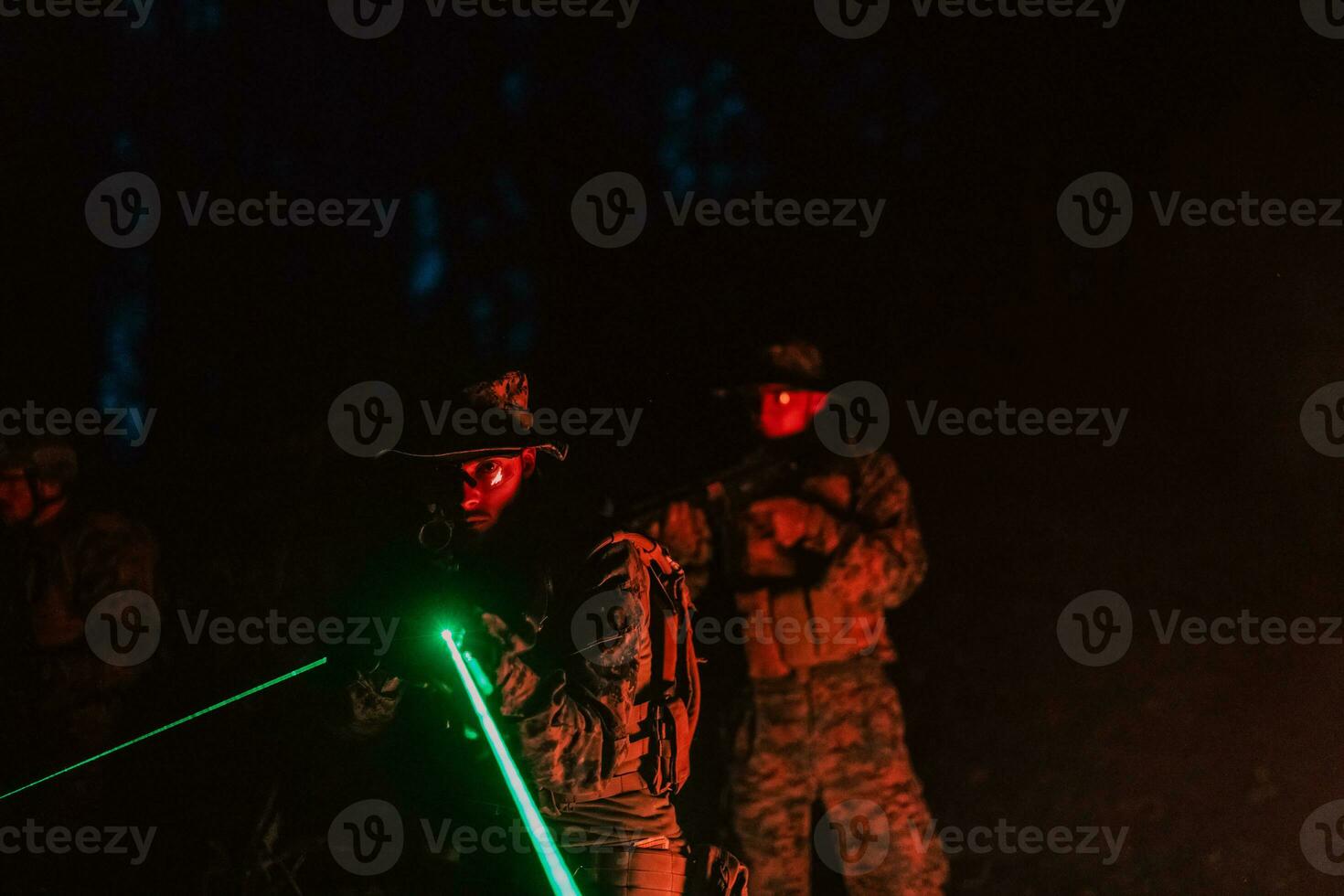 soldaten ploeg in actie Aan nacht missie gebruik makend van laser zicht straal lichten leger team concept foto