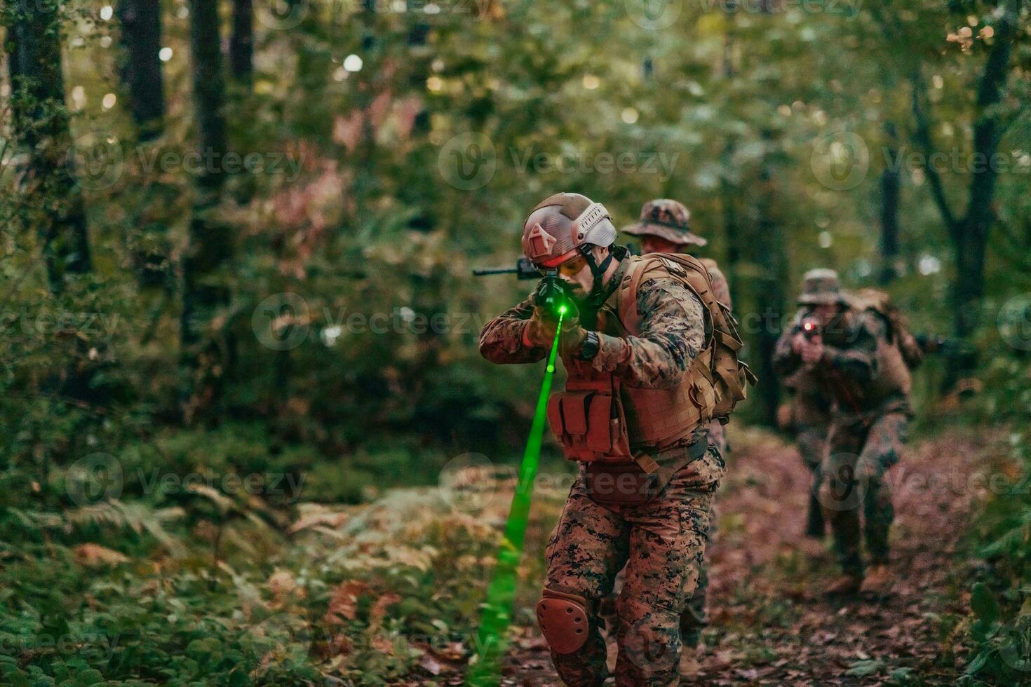 een groep van modern oorlogvoering soldaten is vechten een oorlog in gevaarlijk afgelegen Woud gebieden. een groep van soldaten is vechten Aan de vijand lijn met modern wapens. de concept van oorlogvoering en leger conflicten foto