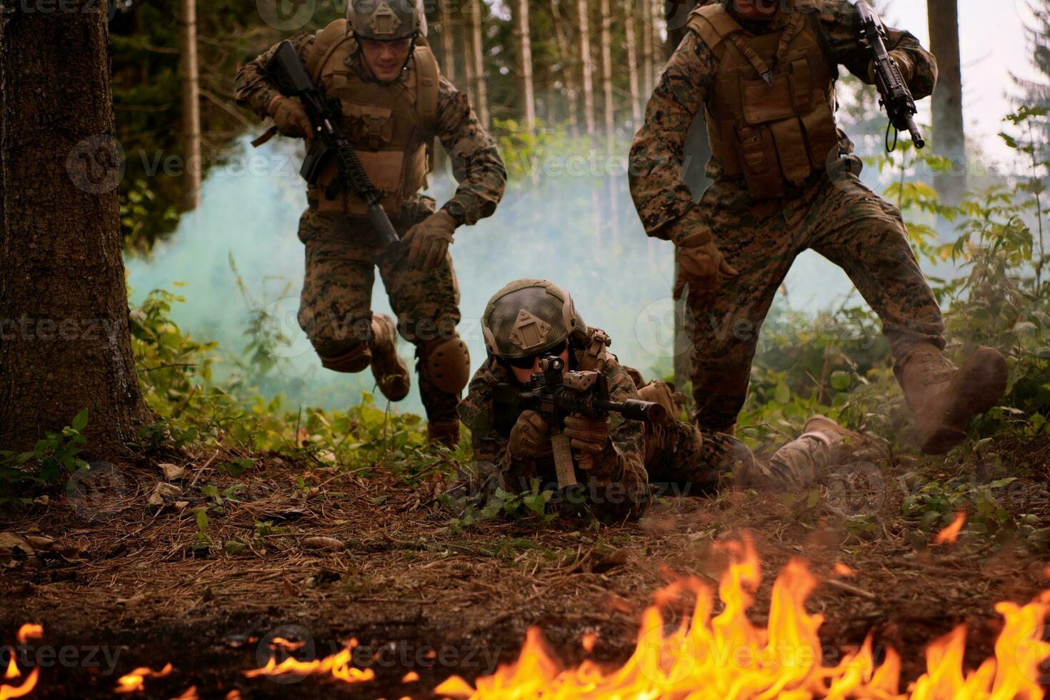 modern oorlogvoering soldaten ploeg in strijd foto
