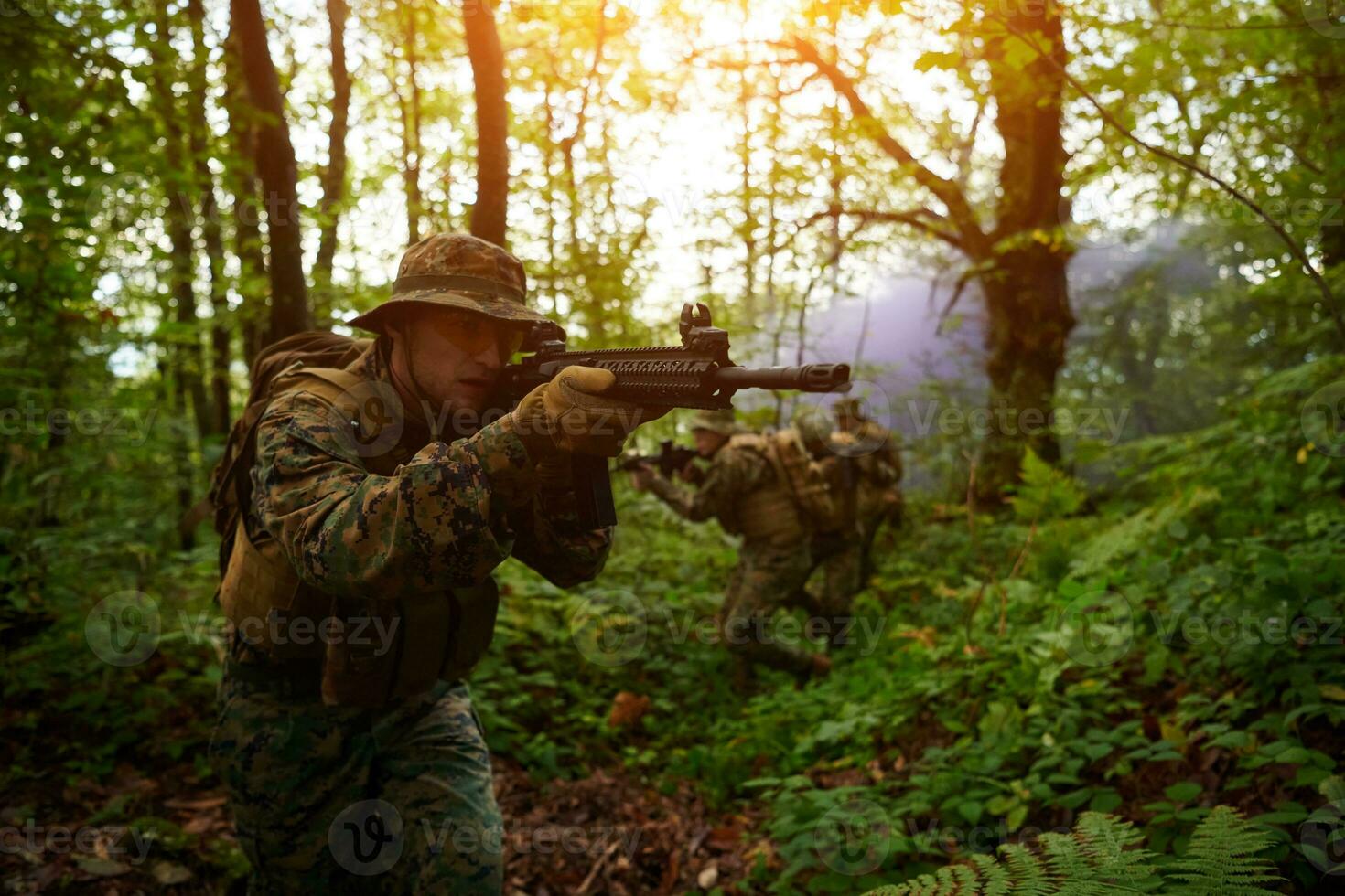 modern oorlogvoering soldaten ploeg in strijd foto