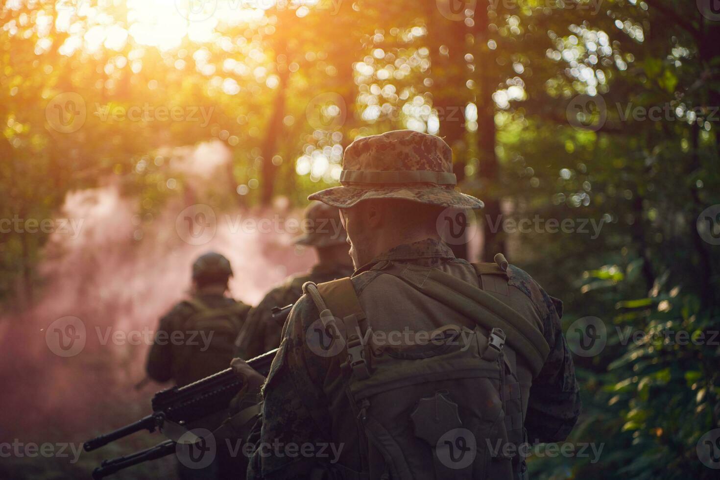 modern oorlogvoering soldaten ploeg in strijd foto