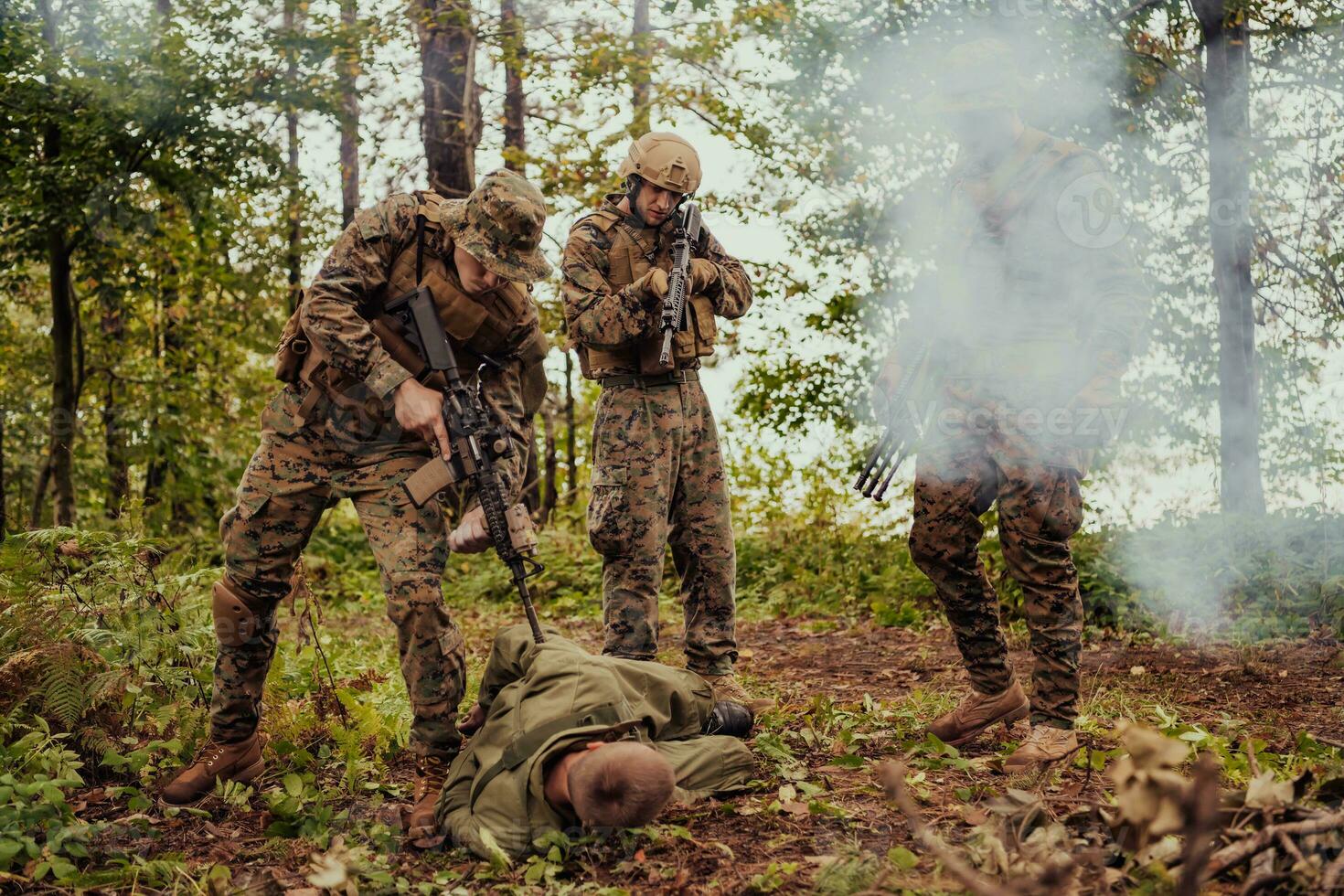 soldaten ploeg was vastleggen levend terrorist en ondervraging hen Aan hen Aan speciaal tactiek gewelddadig manier foto