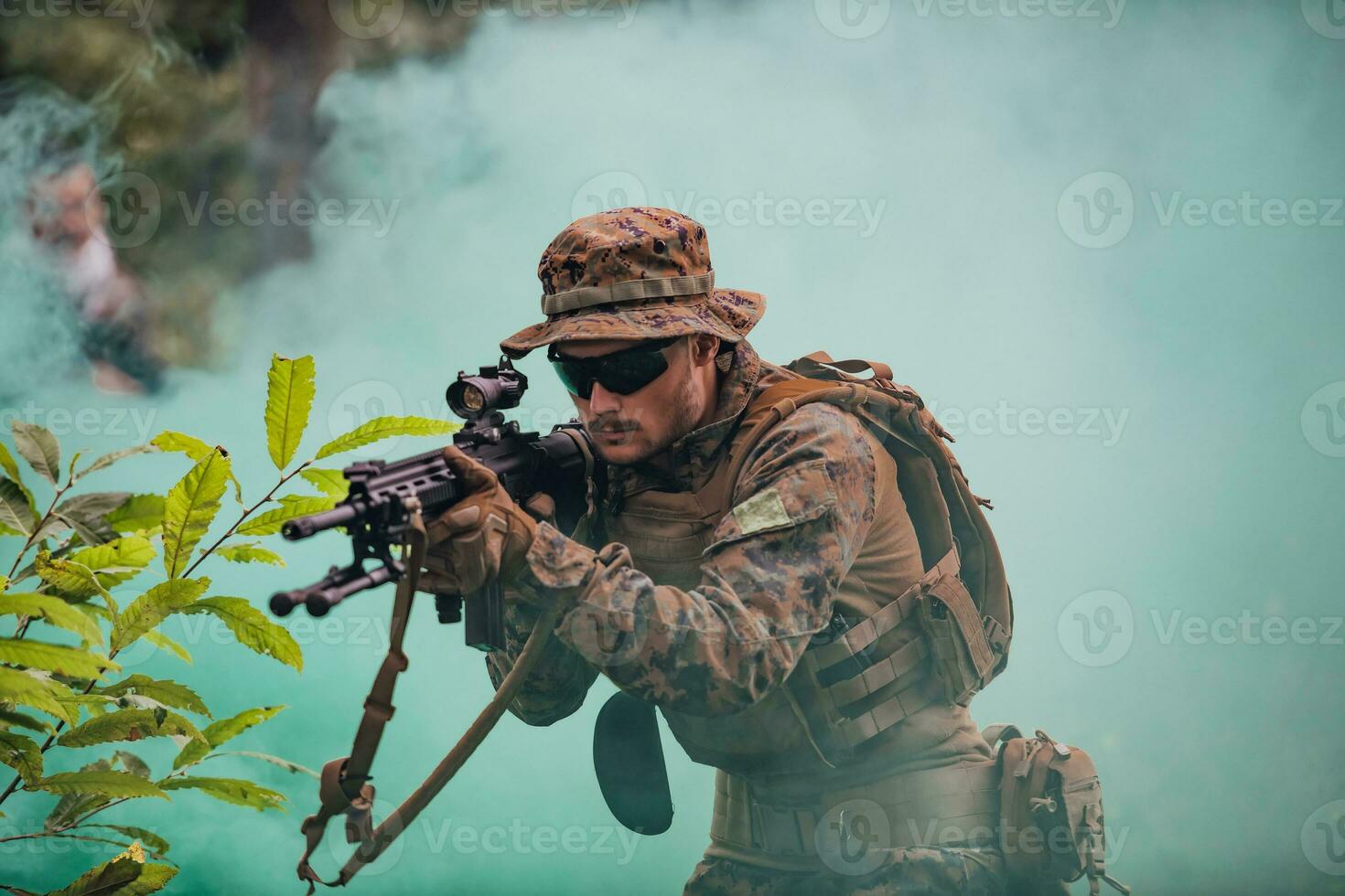 een modern oorlogvoering soldaat Aan oorlog plicht in dicht en gevaarlijk Woud gebieden. gevaarlijk leger redden operaties foto