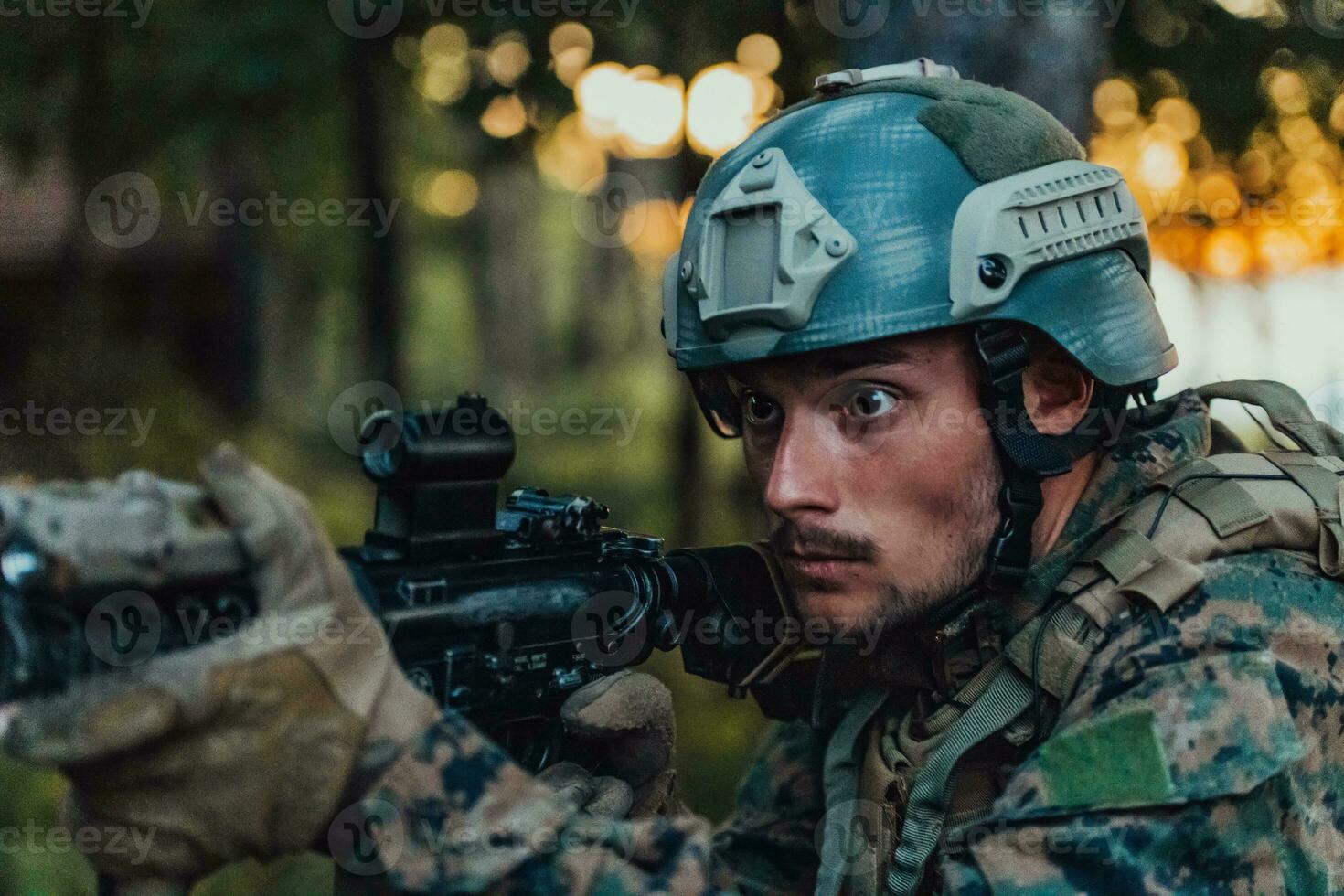 een modern oorlogvoering soldaat Aan oorlog plicht in dicht en gevaarlijk Woud gebieden. gevaarlijk leger redden operaties foto