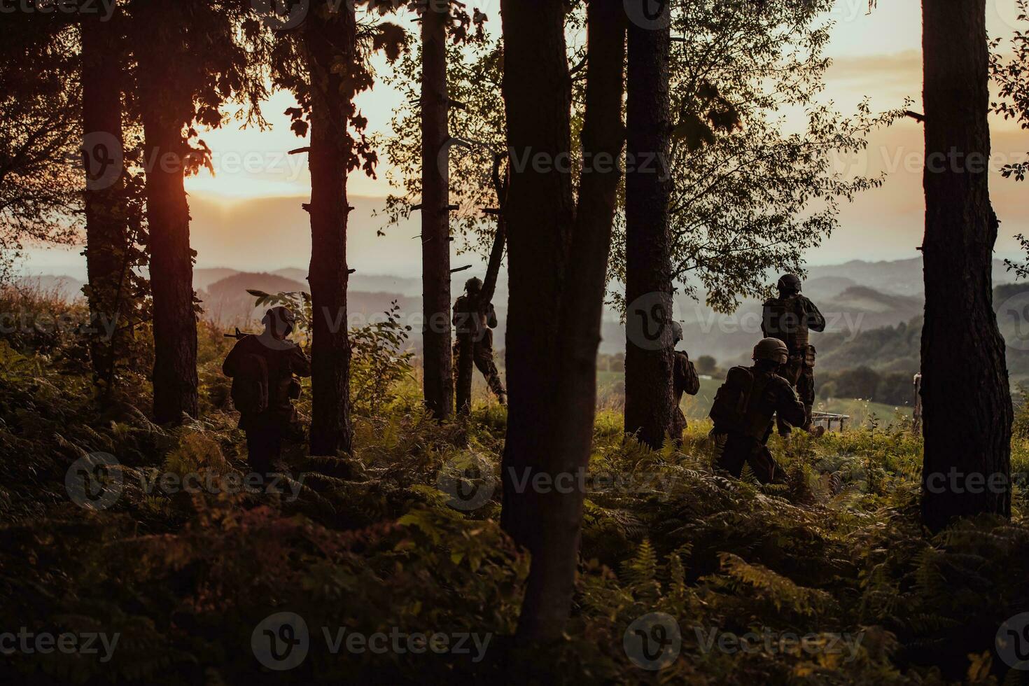 een groep van modern oorlogvoering soldaten is vechten een oorlog in gevaarlijk afgelegen Woud gebieden. een groep van soldaten is vechten Aan de vijand lijn met modern wapens. de concept van oorlogvoering en leger conflicten foto