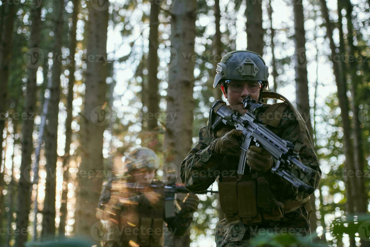 modern oorlogvoering soldaten ploeg in strijd foto