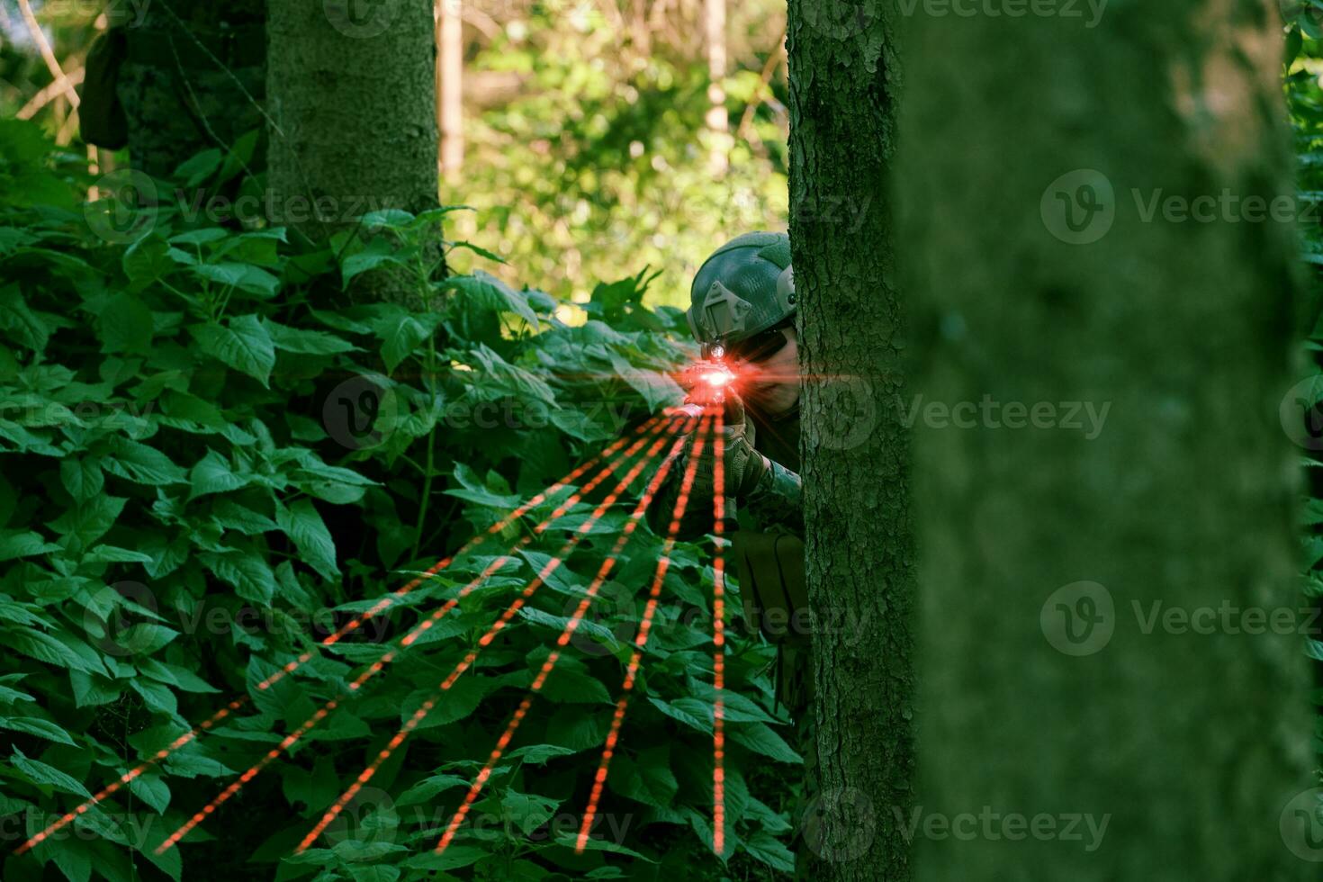 soldaat in actie het richten Aan laser zicht optiek foto