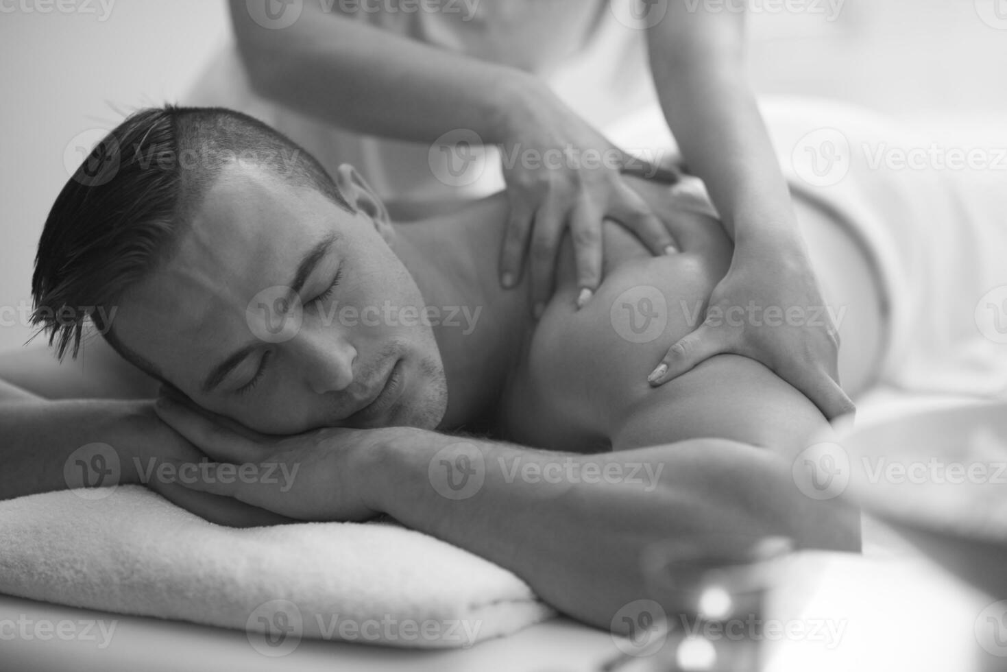 jong Mens hebben een terug massage foto