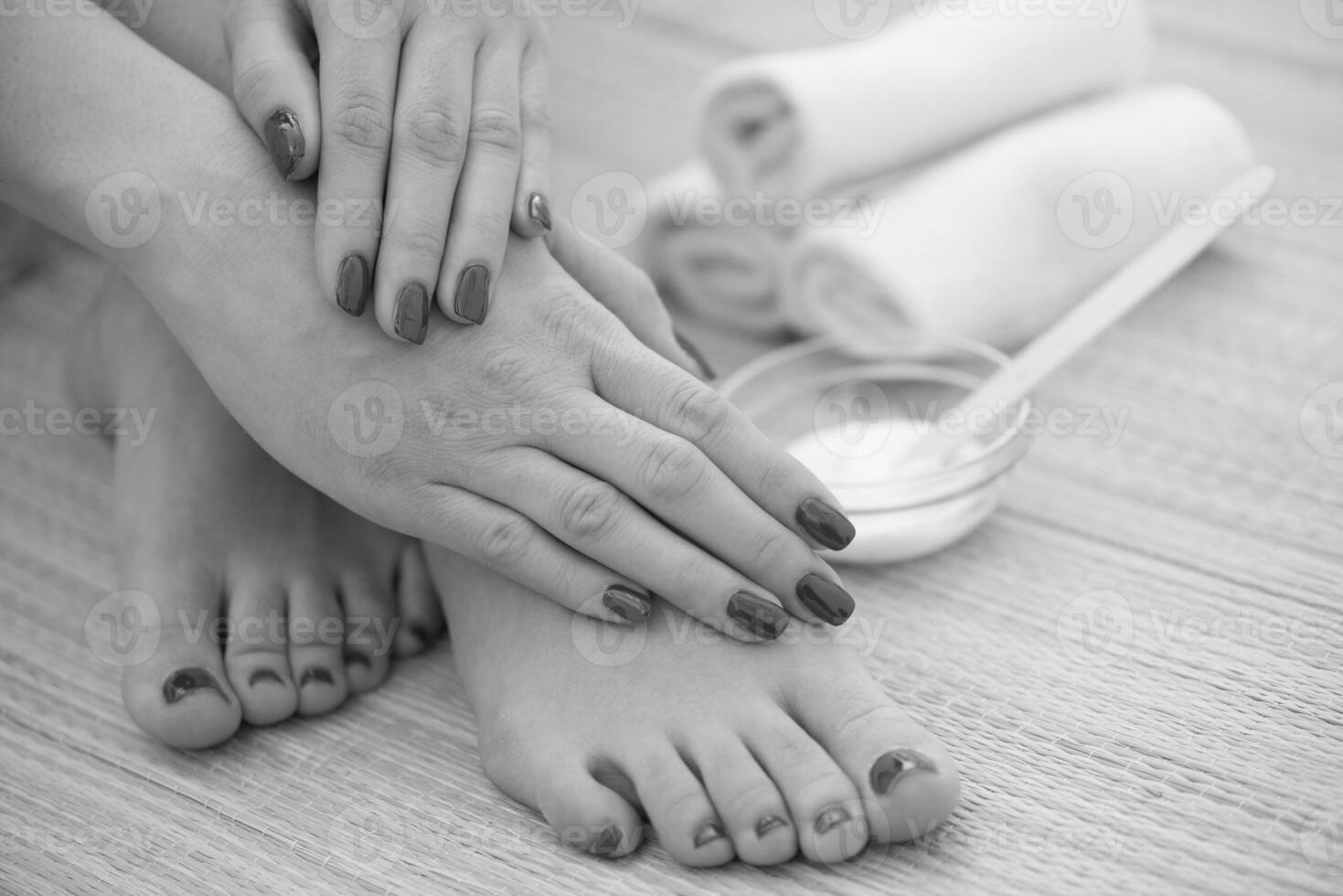 vrouw voeten en handen Bij spa salon foto