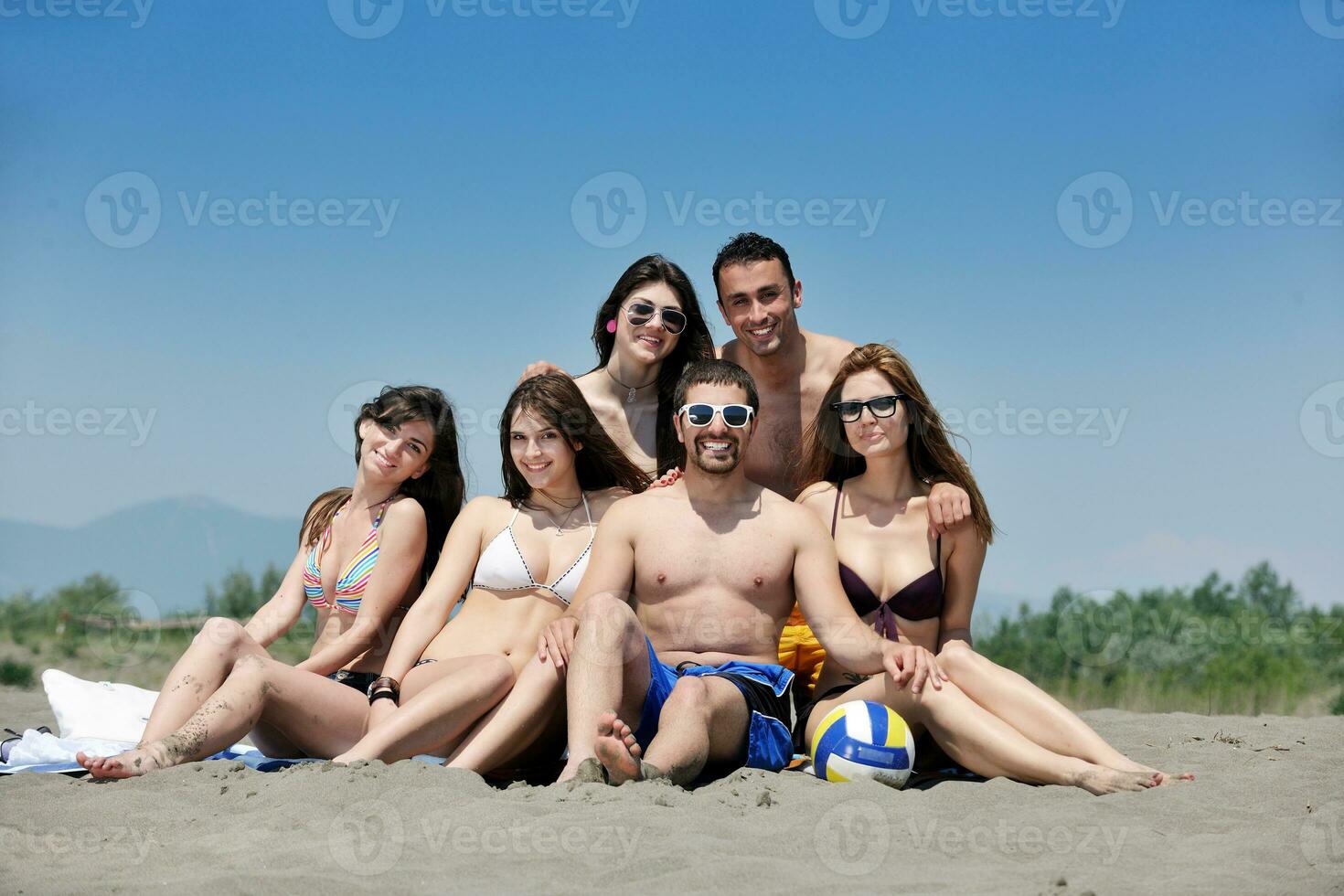 gelukkig jong mensen groep hebben pret Aan strand foto