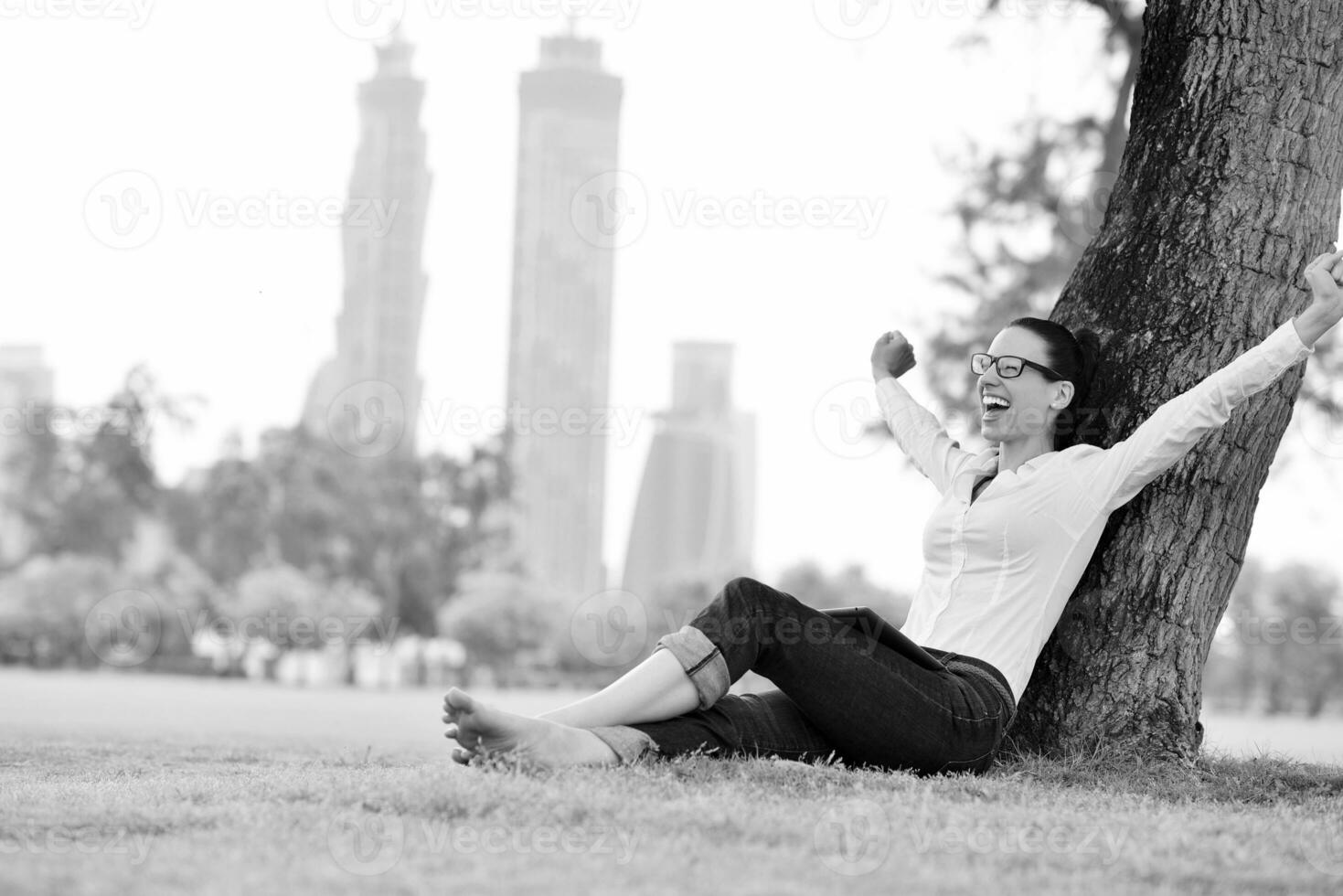 mooi jong vrouw met tablet in park foto