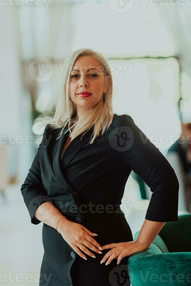 portret van een senior zakenvrouw in een modern corporatie. selectief focus foto